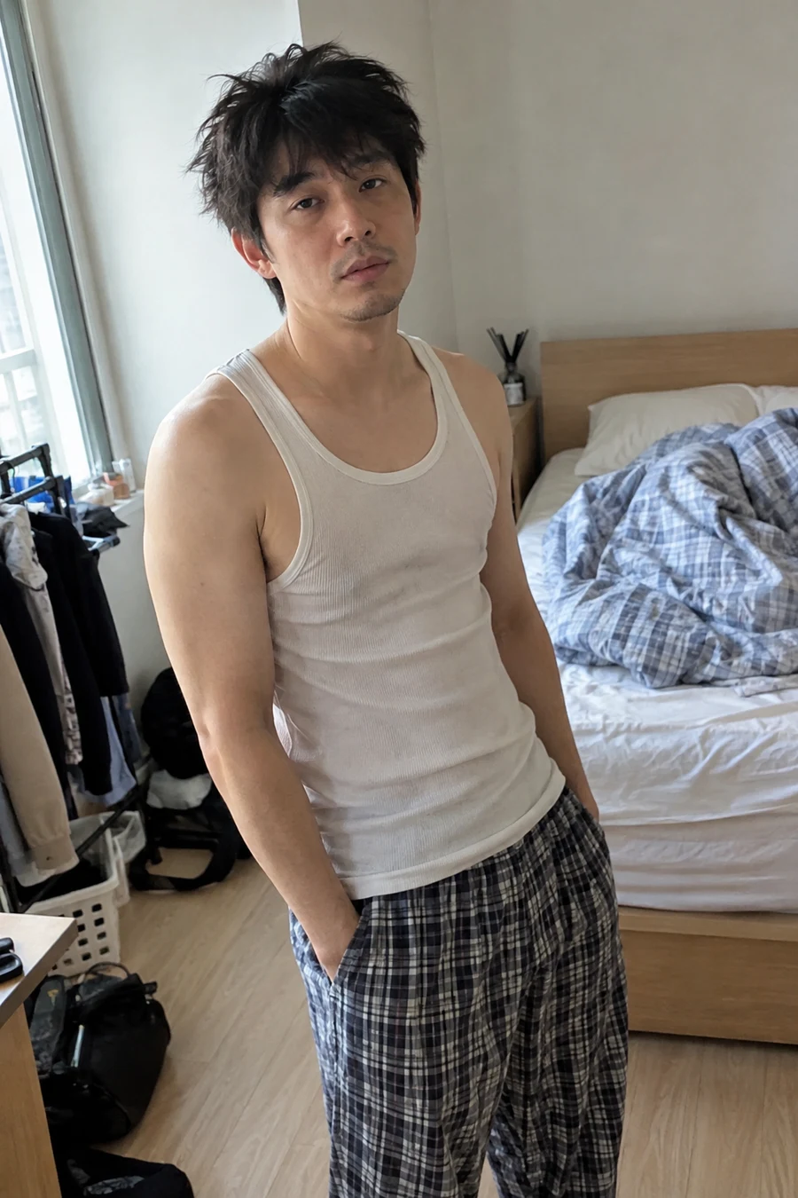 BEFORE: 집에서 흰 런닝셔츠를 입고 찍은 원본 사진